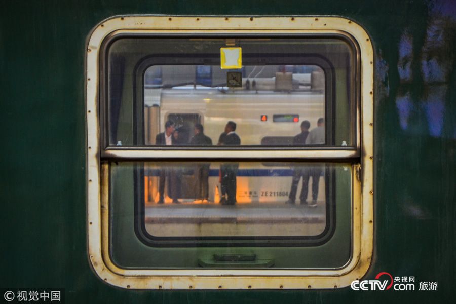 [高清组图]用镜头记录春运 绿皮火车窗里的归乡人