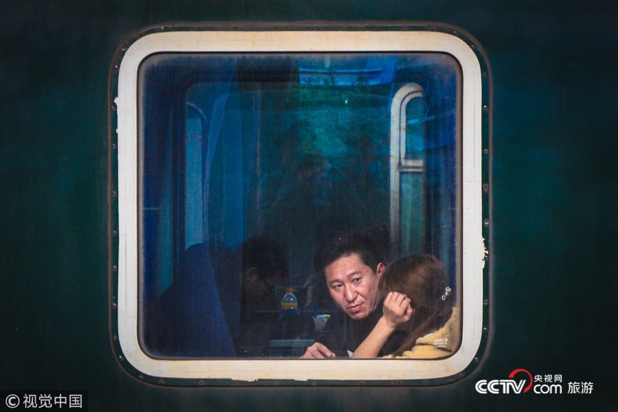 [高清组图]用镜头记录春运 绿皮火车窗里的归乡人