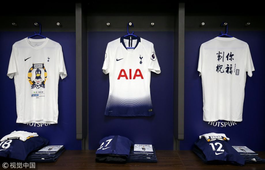 [高清组图]英超豪门热刺更衣室中文祝福队服瞩目