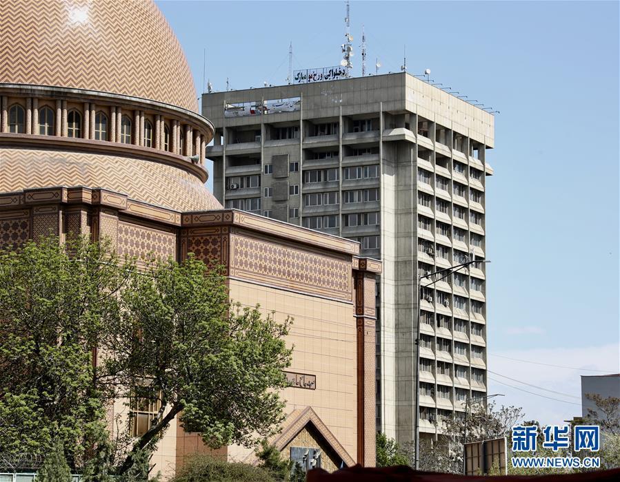 阿富汗政府官员20日说,阿首都喀布尔市中心的通信部办公大楼外当天