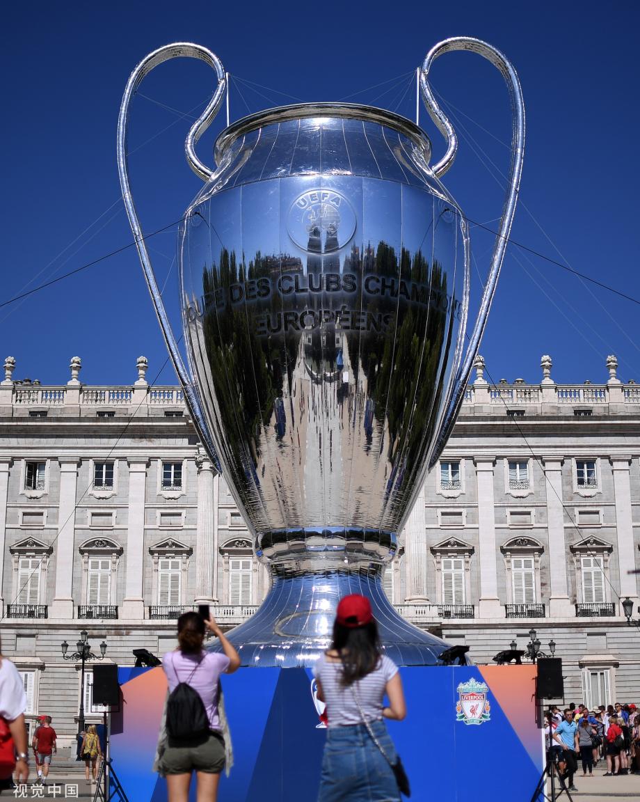 [高清组图]决赛气氛浓郁 马德里现巨型欧冠奖杯