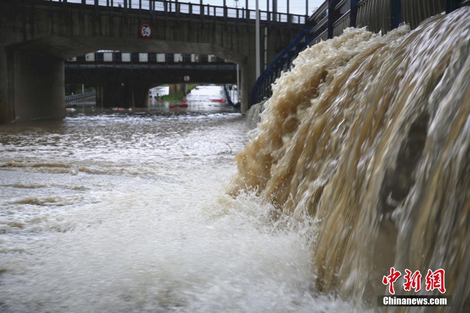 广西柳州遭暴雨袭城多路段积水严重