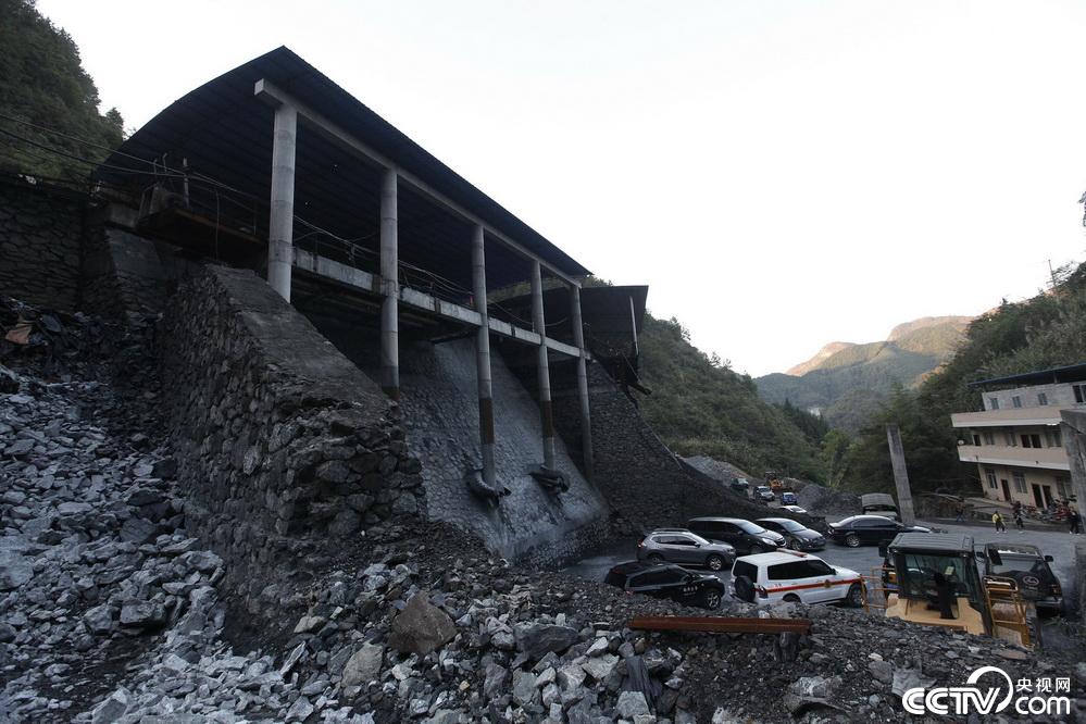 广西南丹一矿业公司发生冒顶事故11人被困