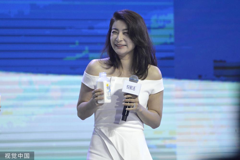 [图]郭晶晶亮相出席活动 跳水女王容颜不改