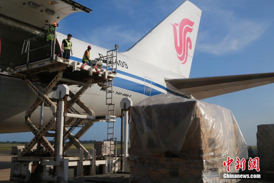 国航货运包机赴南非运回286万只口罩_新闻_央视网(cctv.com)