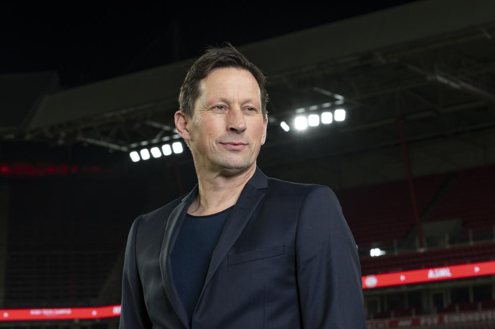 图施密特出任埃因霍温主教练拍摄宣传照