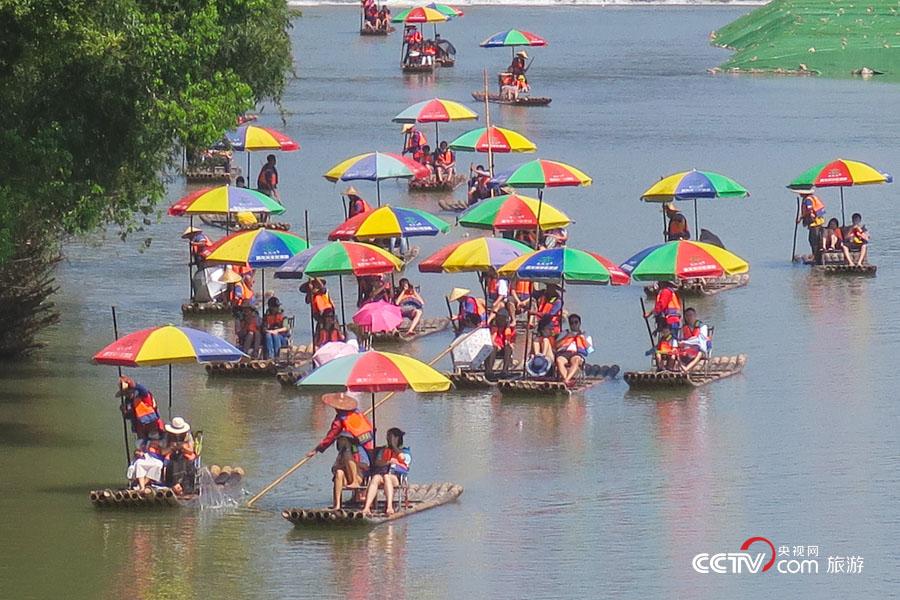 高清组图 广西桂林遇龙河游客乘竹筏享清凉 新闻 央视网 Cctv Com