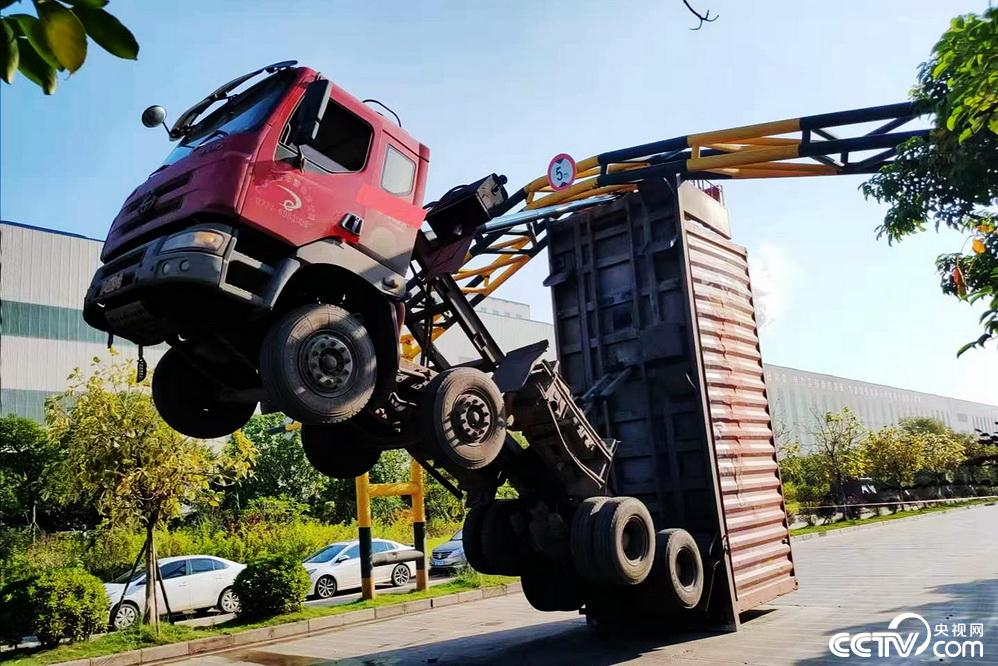 货车撞上限高栏 车身竖起宛如"变形金刚"