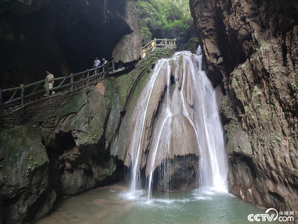 贵州双门峡群瀑胜景引客来