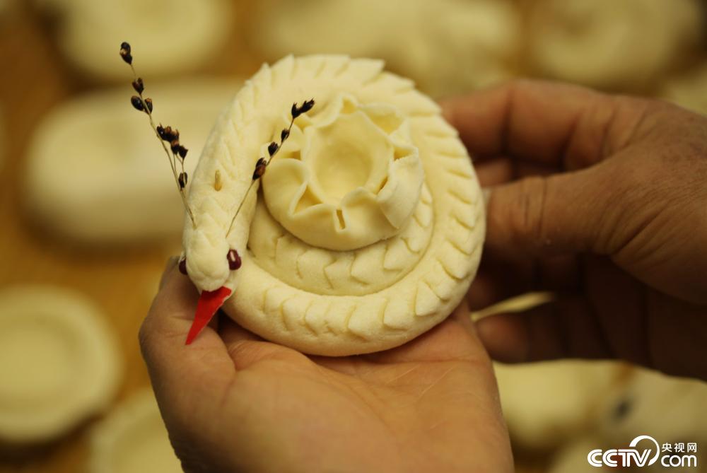 山东沂南元宵佳节临近村民捏制元宵面灯