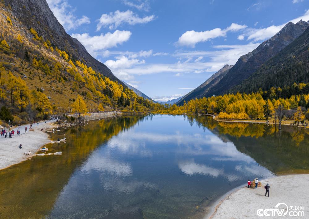 四川阿坝毕棚沟彩林绵延湖水平静如镜