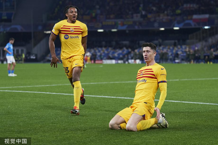 莱万破僵局奥斯梅恩扳平 巴萨1-1那不勒斯