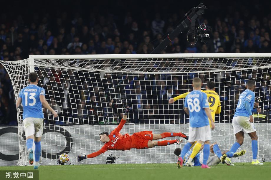 莱万破僵局奥斯梅恩扳平 巴萨1-1那不勒斯