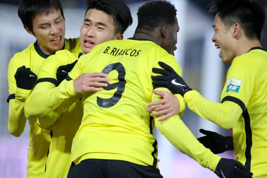 雷文杰推射破门 中超首秀青岛西海岸收获一分