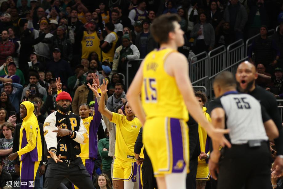 浓眉34+23字母哥大号三双 湖人双加时逆转雄鹿