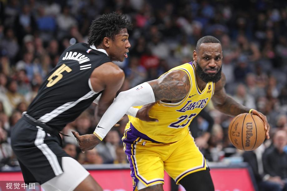 詹眉合砍73分詹姆斯命中关键球 湖人险胜灰熊