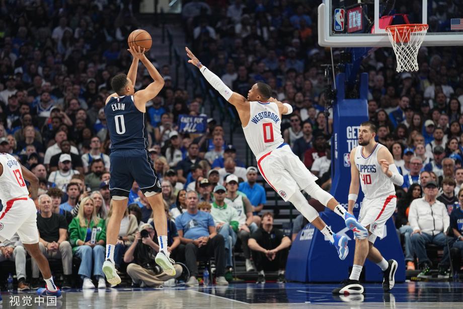 小卡缺阵哈登末节超神 快船胜独行侠总分2-2