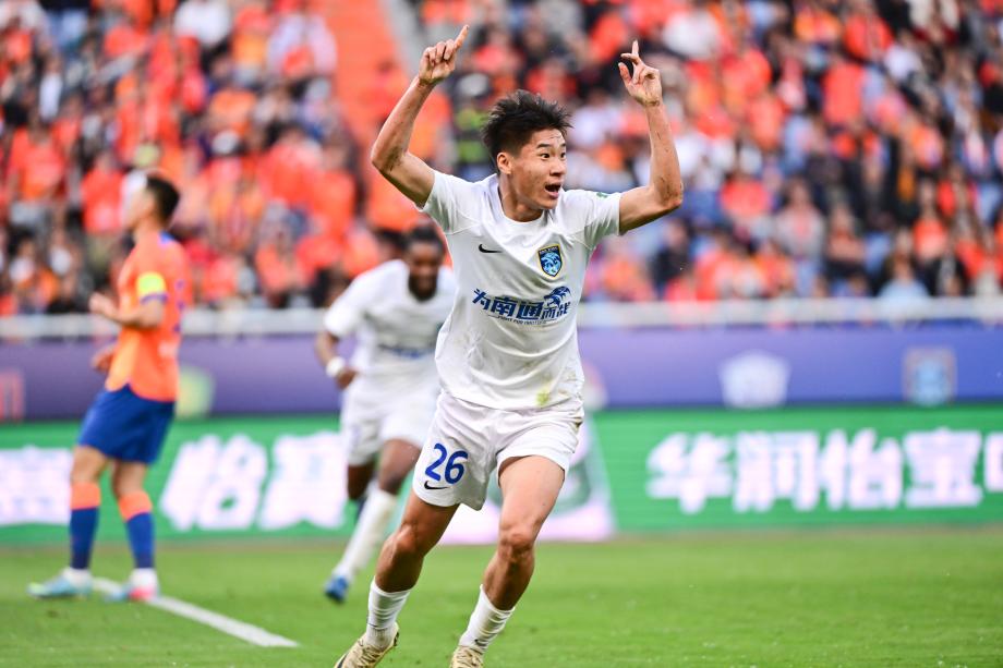 中超-克雷桑帽子戏法 山东泰山3-1南通支云