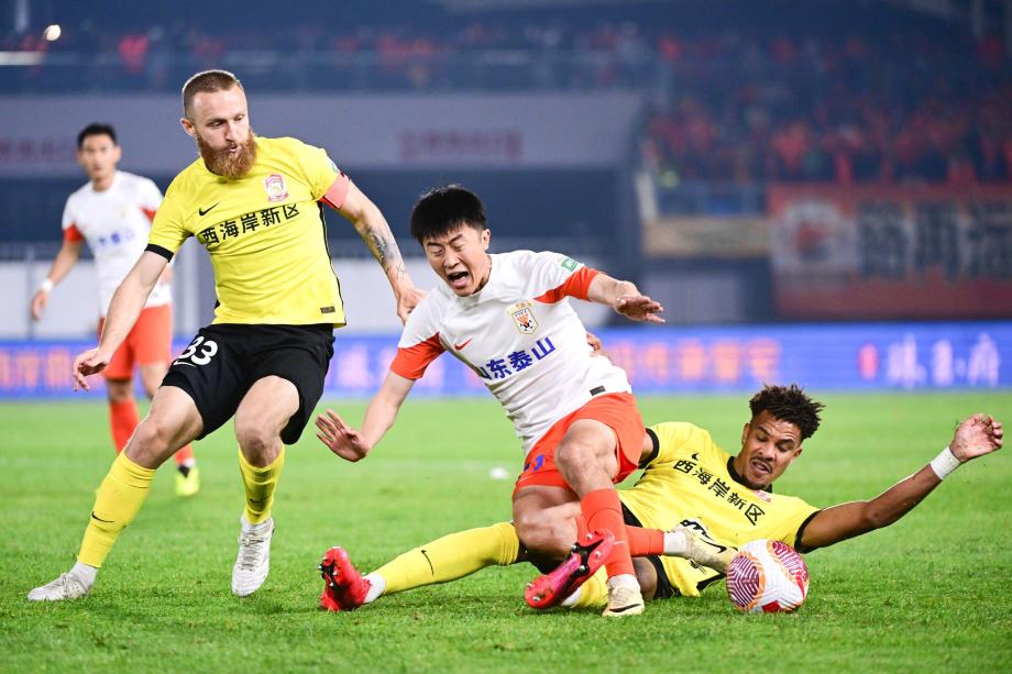 克雷桑罚丢点球 山东泰山0-0闷平青岛西海岸