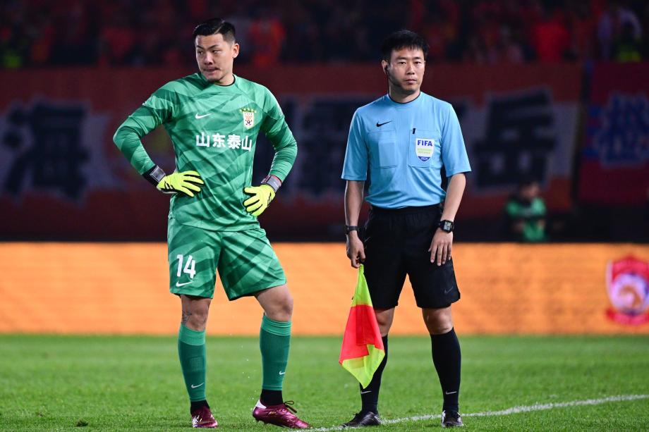 克雷桑罚丢点球 山东泰山0-0闷平青岛西海岸