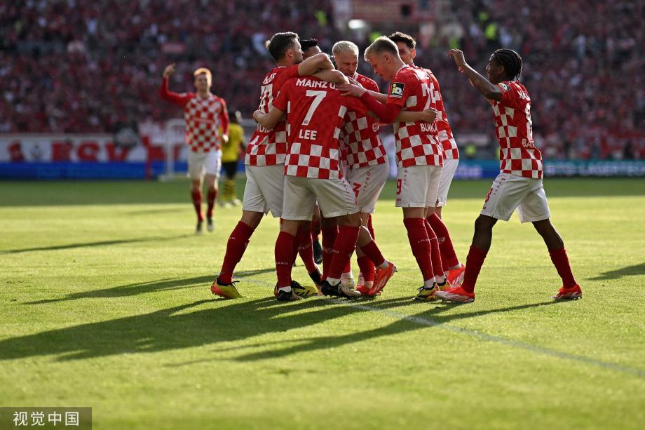 李在成梅开二度 多特后防集体梦游0-3美因茨