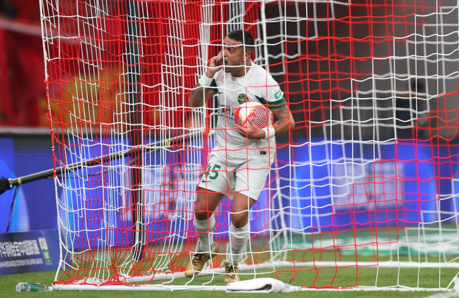 武磊帽子戏法 海港3-1大胜浙江豪取10连胜