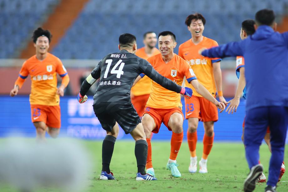 郑铮破门 山东泰山胜成都蓉城晋级足协杯决赛
