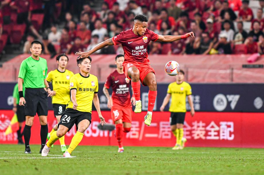 奥斯卡双响武磊伤退 海港2-1西海岸仍领跑