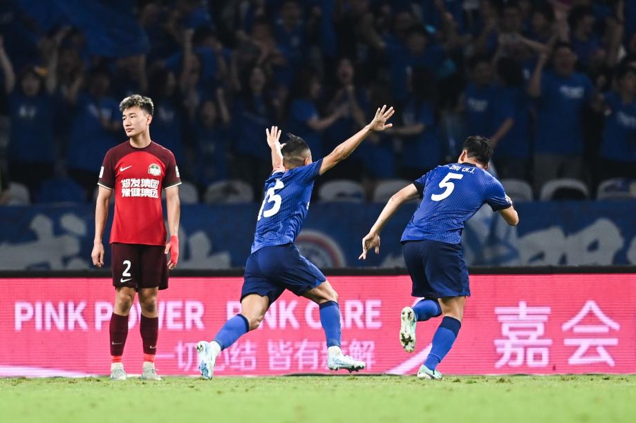 吴曦头球绝杀 申花2-1逆转河南登顶积分榜