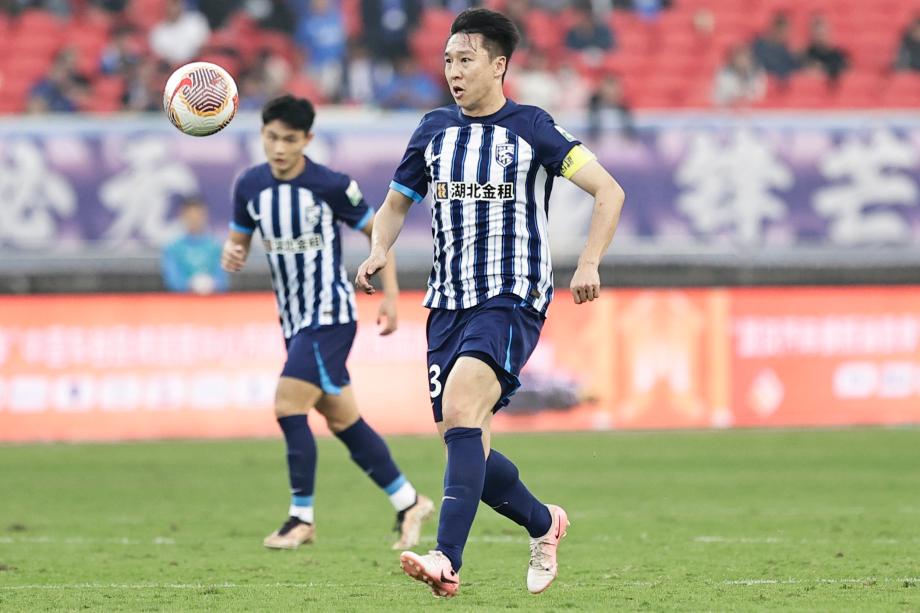 比乌奎尔双响 武汉三镇1-3青岛西海岸三连败收官