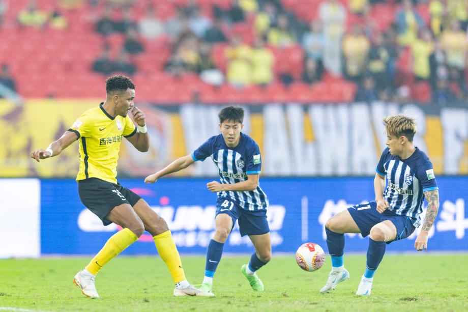比乌奎尔双响 武汉三镇1-3青岛西海岸三连败收官