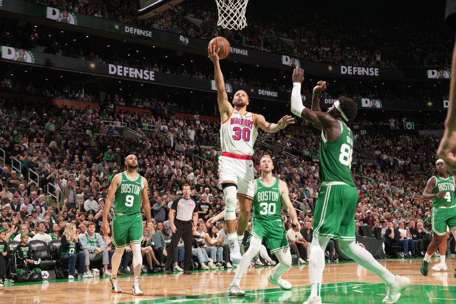 库里总分里程碑塔图姆32分 勇士擒绿军豪取五连胜