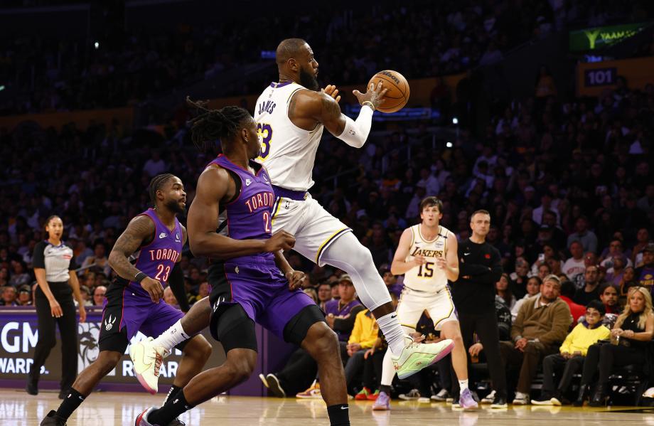 詹姆斯三双浓眉伤退 湖人擒猛龙喜获两连胜