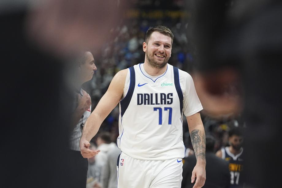 欧文43分约基奇37+18+15 掘金险胜独行侠