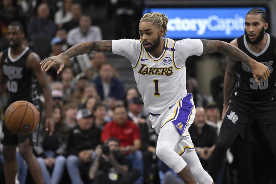 戴维斯40+12詹姆斯再砍三双 湖人力克马刺