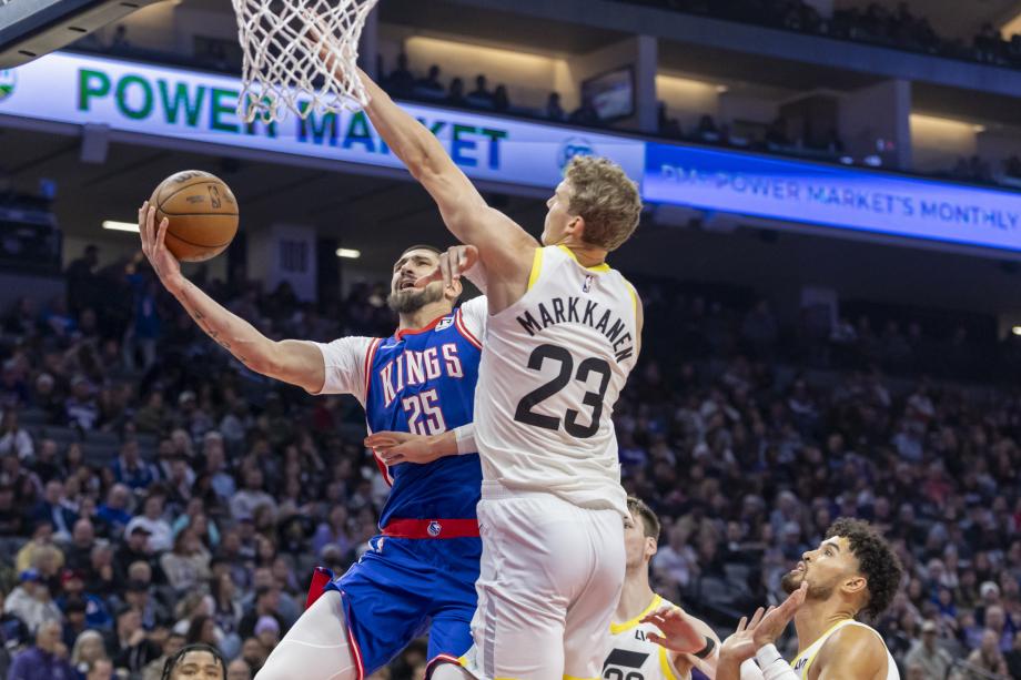 福克斯轰49+9马尔卡宁25分 国王力克爵士