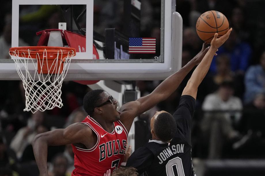 NBA-公牛139-124马刺 武切维奇39+8+4