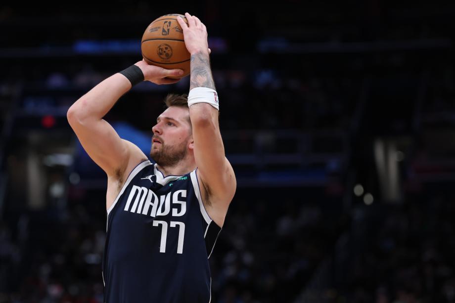 东契奇三双欧文25分 独行侠大胜送奇才16连败