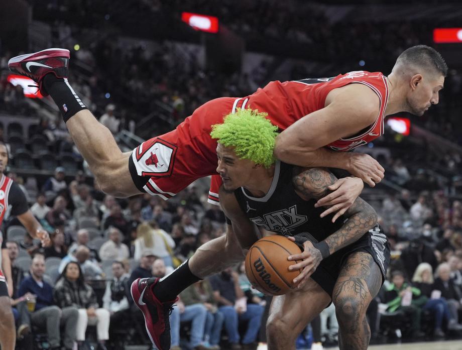 NBA-公牛139-124马刺 武切维奇39+8+4