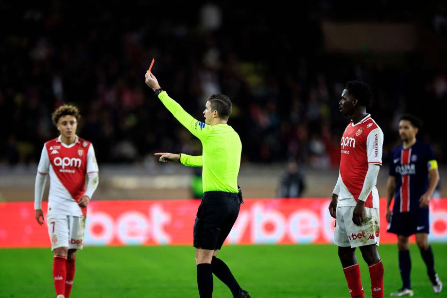 法甲-多纳鲁马遭鞋钉踹脸伤退 巴黎4-2摩纳哥