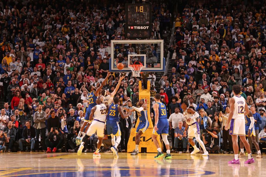 詹姆斯31+10库里38分里夫斯绝杀 湖人险胜勇士