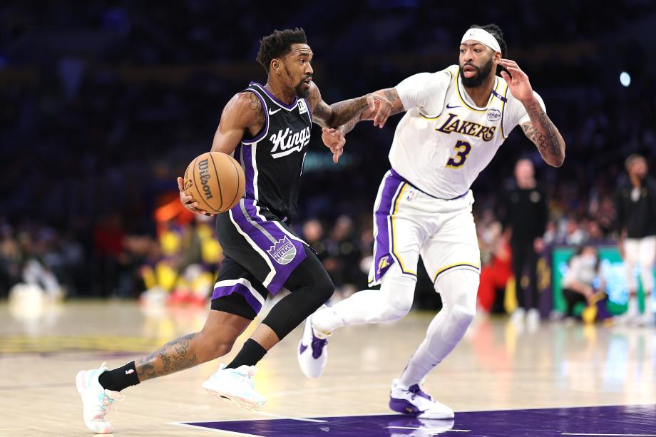 浓眉36+15+8小萨6犯离场 湖人赛季横扫国王