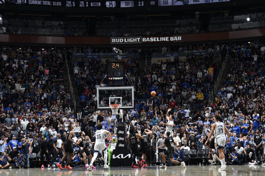 科尔-安东尼1.3秒抛投准绝杀 魔术逆转篮网