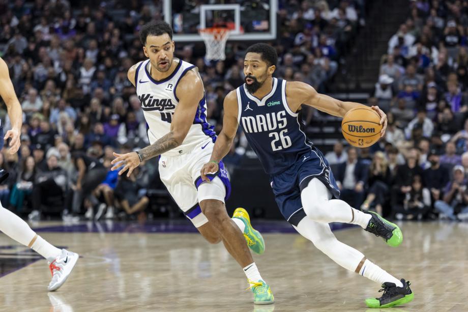 福克斯33+6小萨17+16 国王逆转残阵独行侠