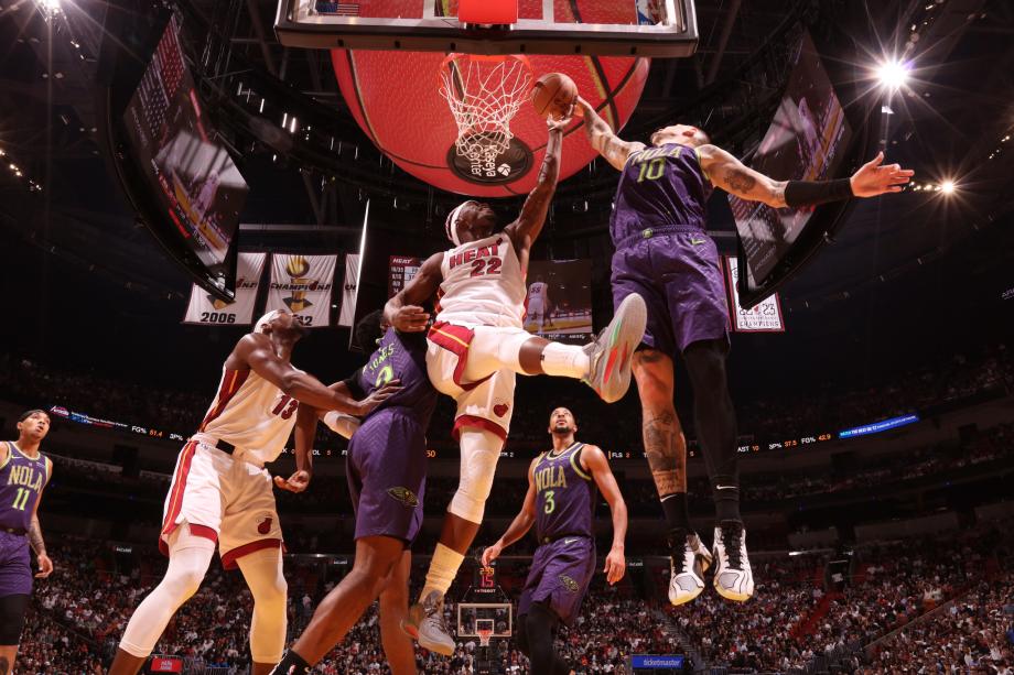 希罗32分阿德巴约准三双 热火送鹈鹕11连败