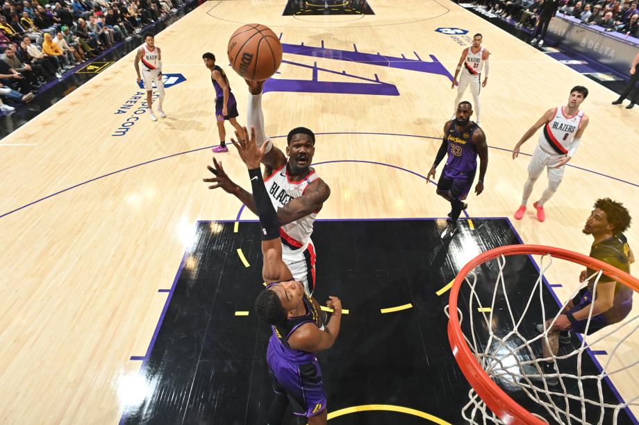 詹姆斯38+8西蒙斯23分 浓眉缺阵湖人胜开拓者