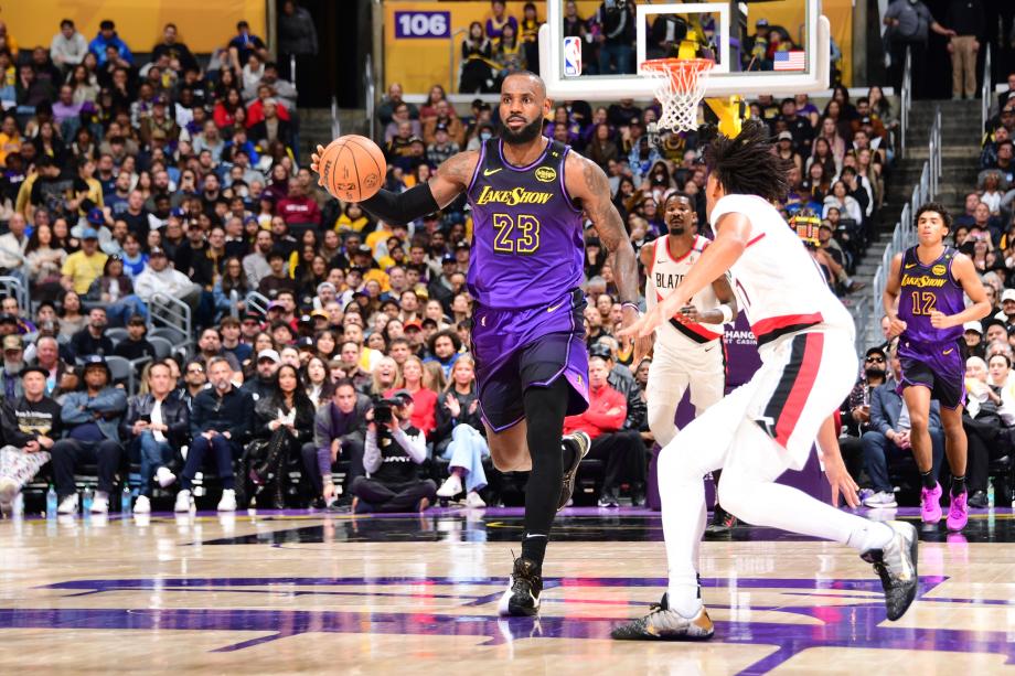 詹姆斯38+8西蒙斯23分 浓眉缺阵湖人胜开拓者