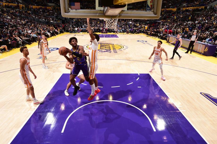 詹姆斯里程碑之夜30+8浓眉18+19 湖人复仇老鹰