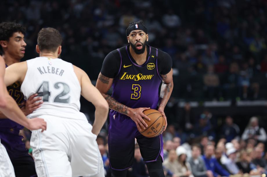 华盛顿22+8浓眉21+12 独行侠主场大胜湖人