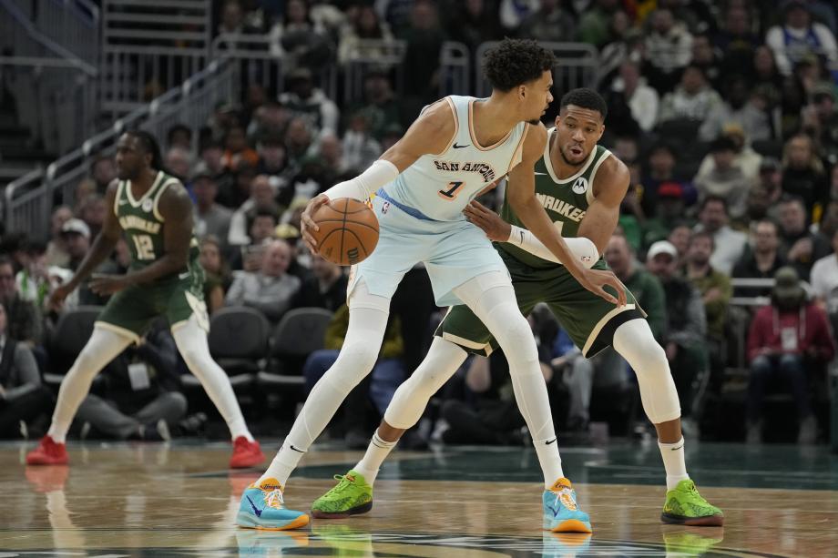 字母哥25+16+8文班亚马10+10 雄鹿轻取马刺